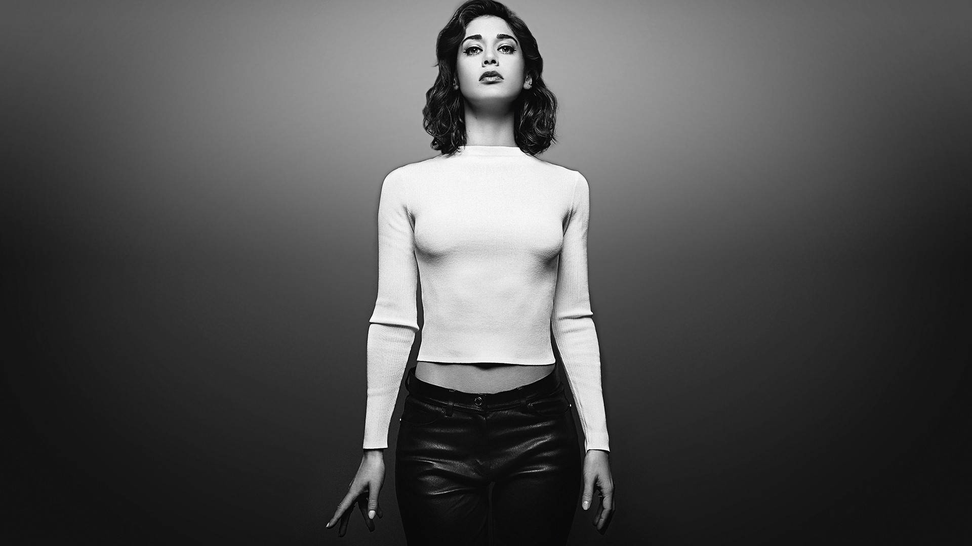 Lizzy Caplan In A Black And White Wallpaper