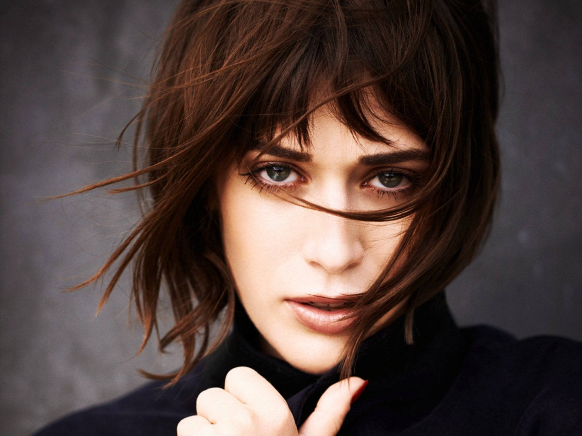 Download Lizzy Caplan In An Asymmetrical Hairstyle Wallpaper |  