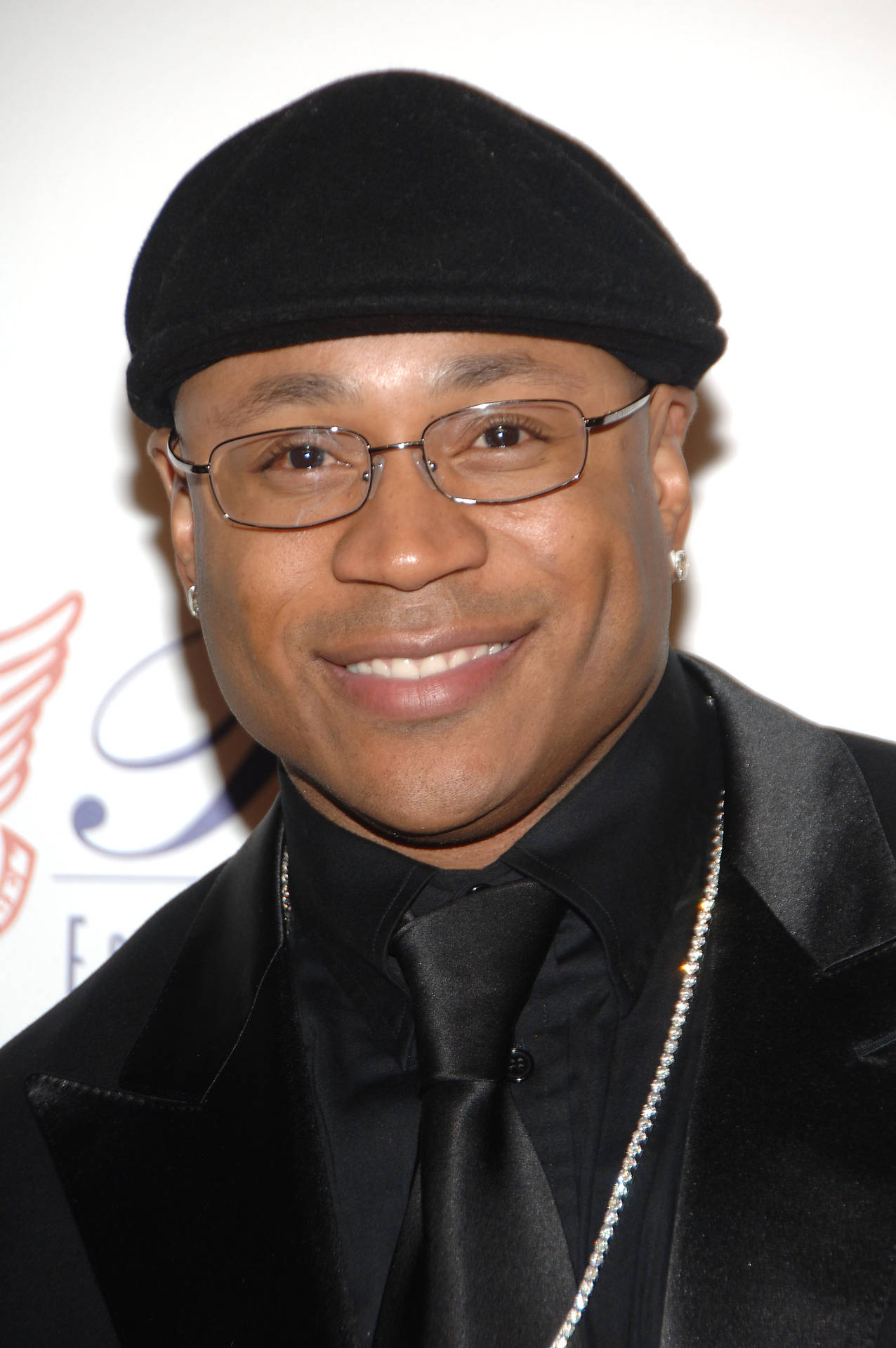 LL Cool J With An All Black Suit And Beret Wallpaper