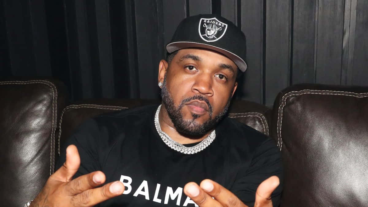 Lloyd Banks Di Kaos Balmain Hitam Dan Topi Raiders Wallpaper