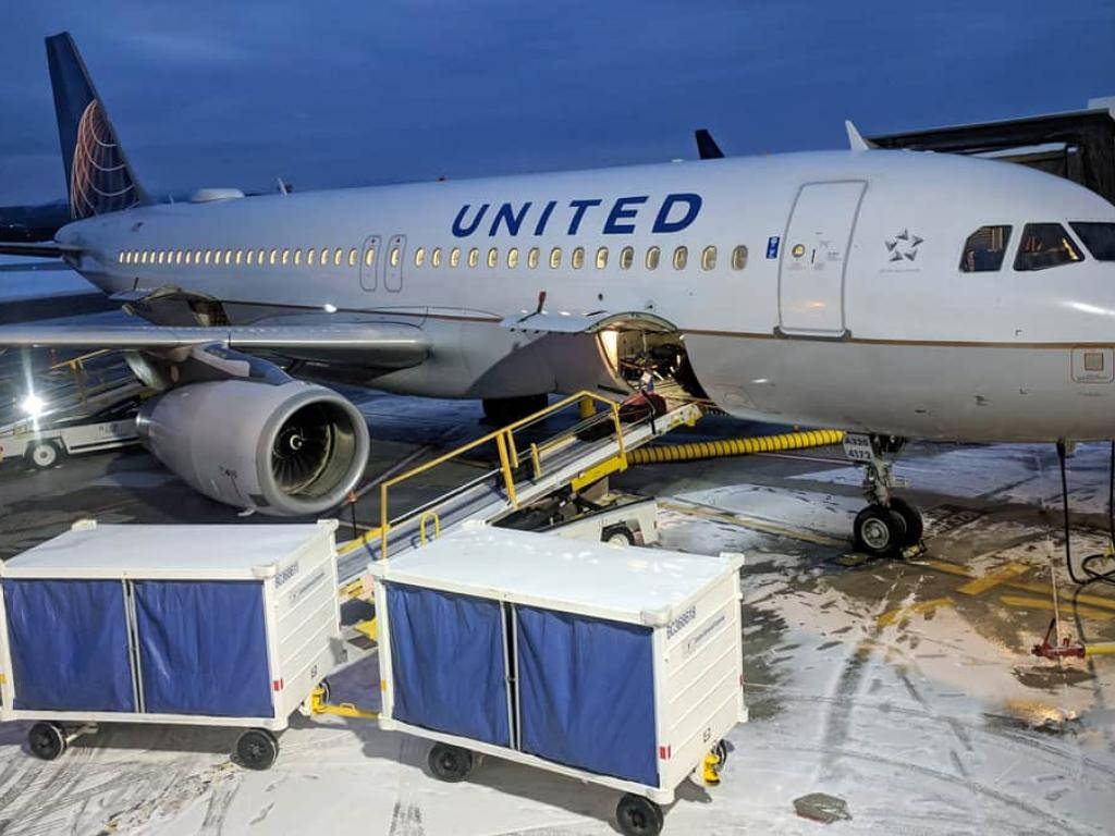 Cargandoavión Blanco De United Airlines En El Fondo De Pantalla De La Computadora O El Móvil. Fondo de pantalla