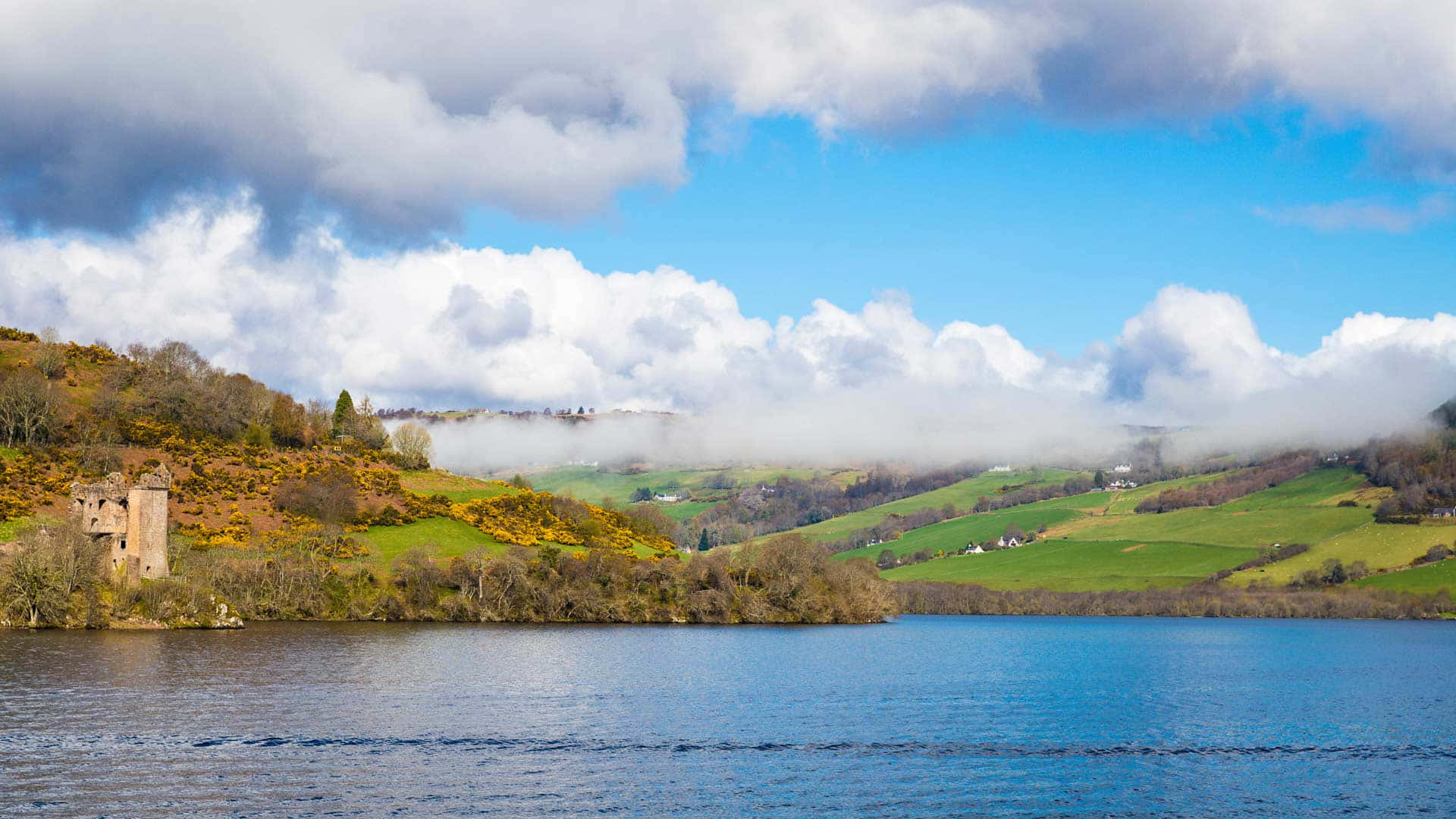 Paesaggiodel Lago Di Loch Ness Sfondo