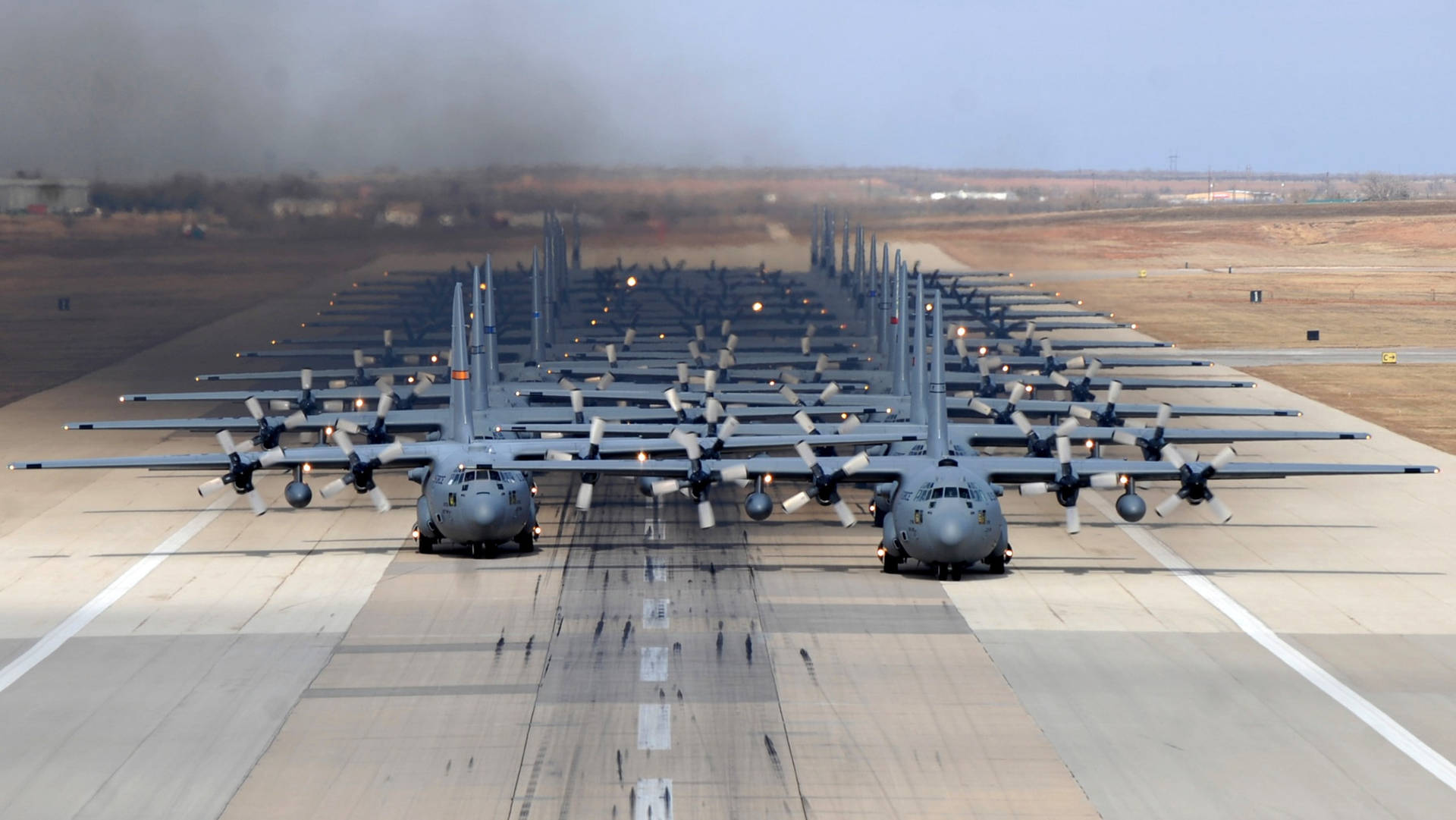 Lockheed C-130s På Landingsbane Wallpaper