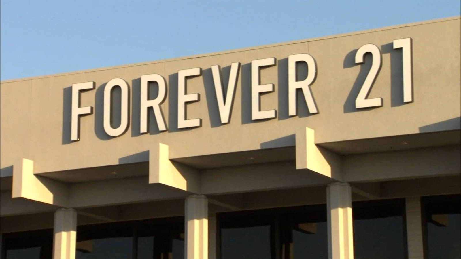 Logo Of Forever 21 In Building