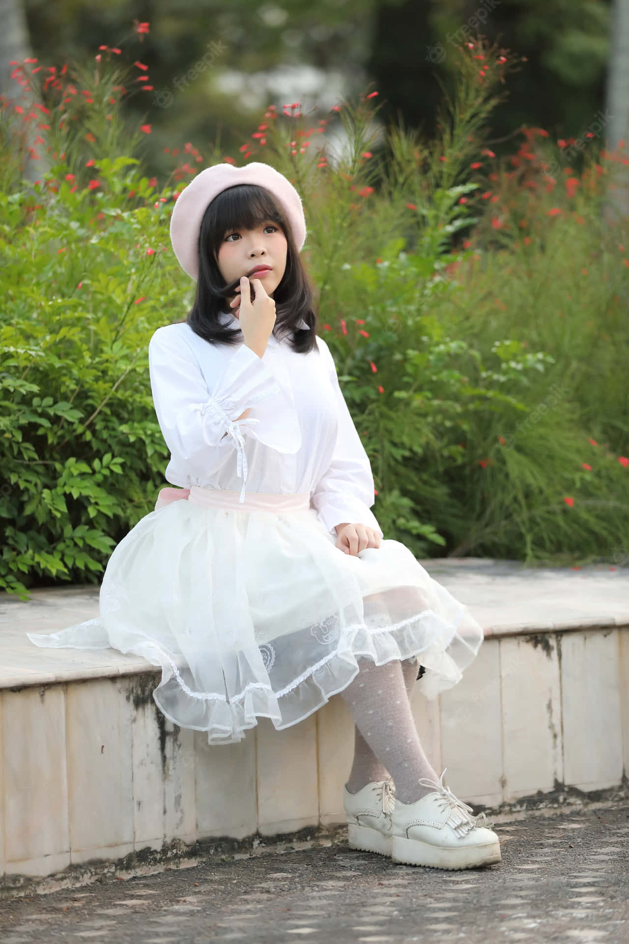 Elegante Lolita Fashionista Met Mooie Bloemaccessoires En Parasol Achtergrond