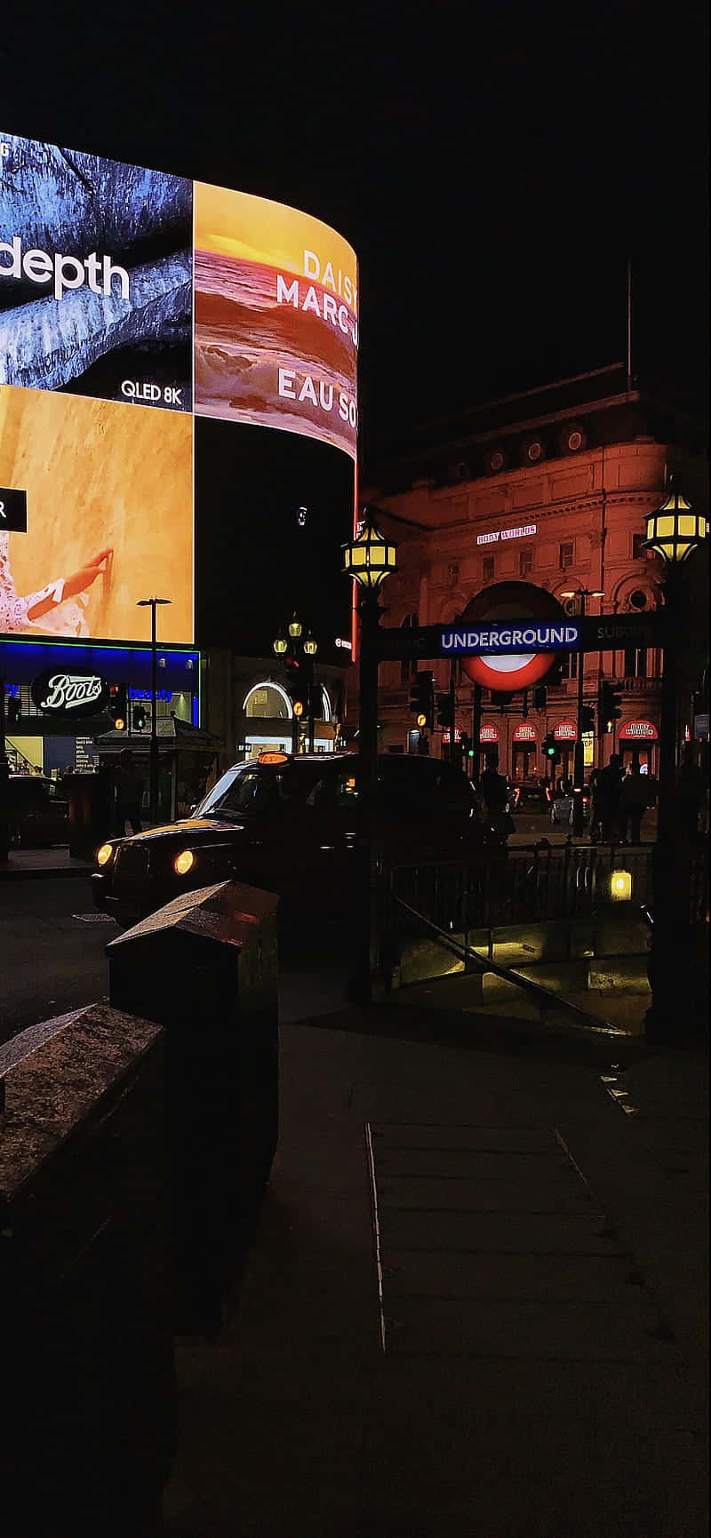 Londrascura, Piccadilly Circus In Primo Piano Sfondo