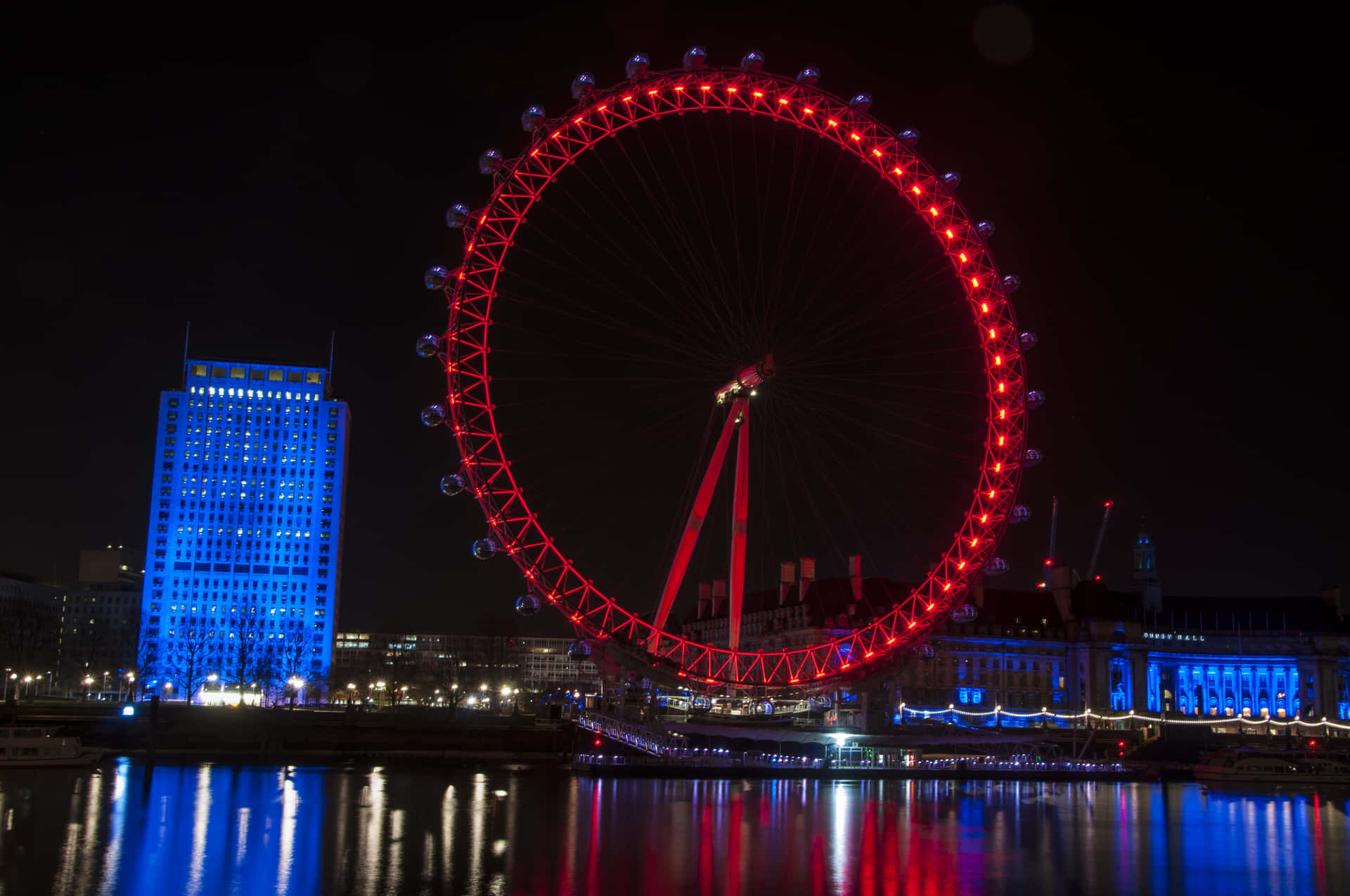London Eye At Night With Red Lights Wallpaper