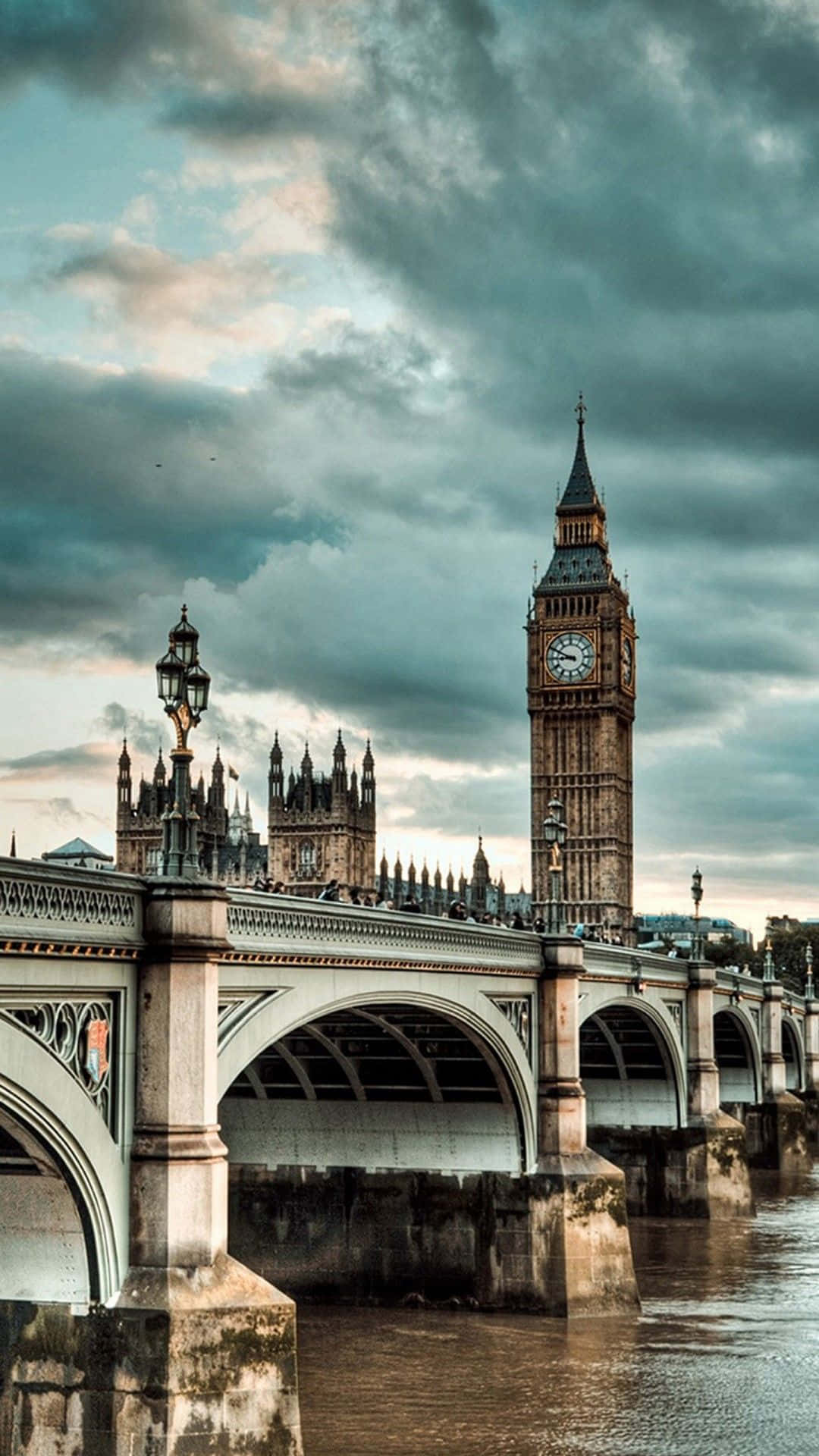 Explore the city of London and its cultural attractions to the fullest on your Iphone Wallpaper