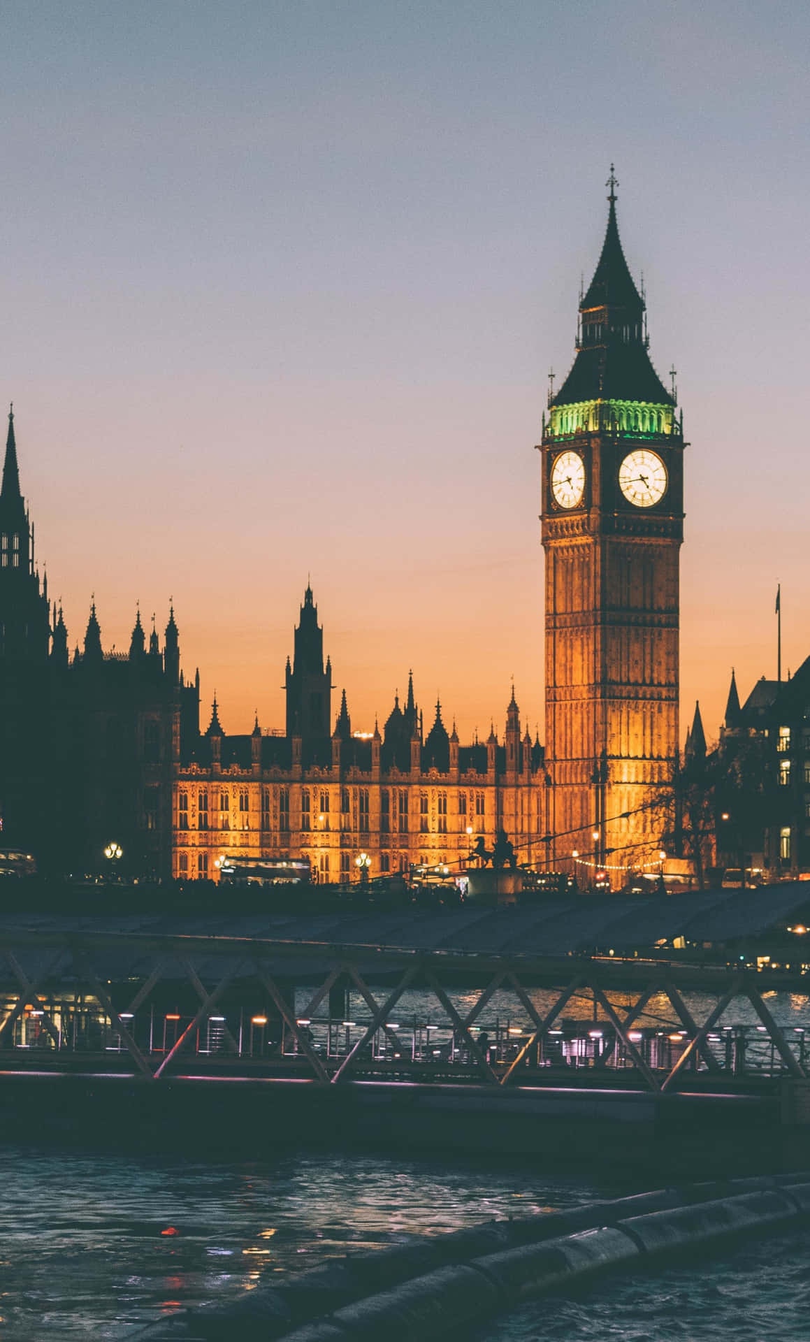 Explore the exciting skyline of London with your iPhone Wallpaper