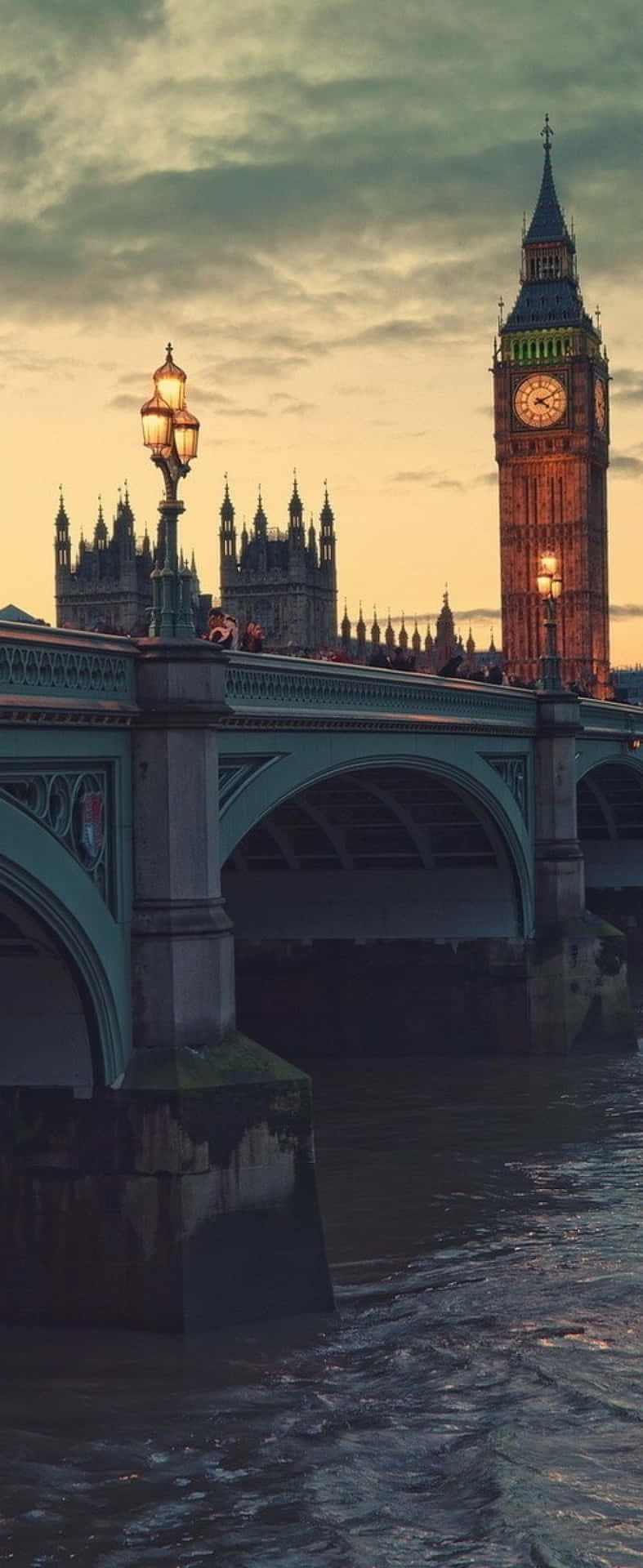 "Explore London with an Iphone" Wallpaper