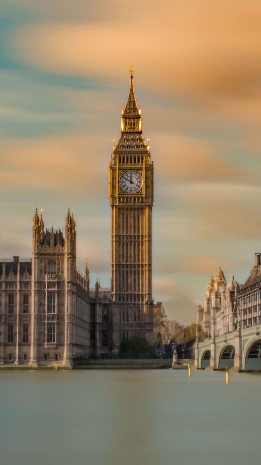 Et London skyline sat op imod den fantastiske baggrund af en blå himmel. Wallpaper
