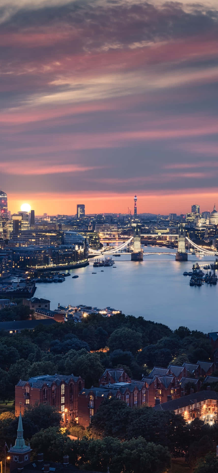 Showcasing the beauty of London through an iPhone Wallpaper