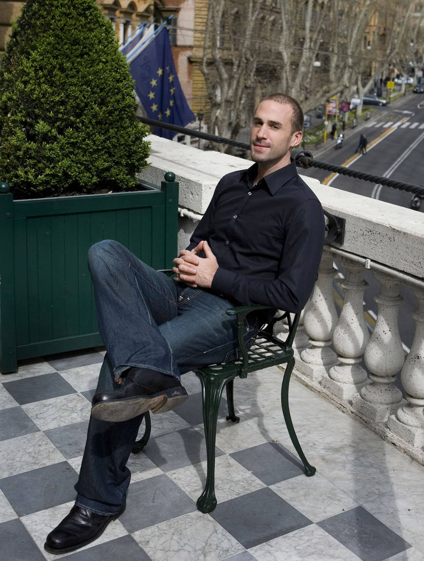 Acclaimed Actor, Joseph Fiennes, Captured in the Heart of London Wallpaper