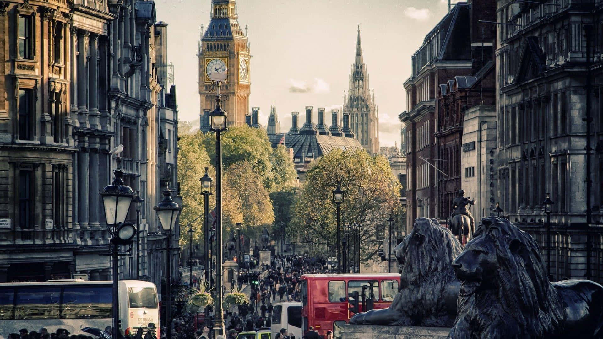 London Trafalgar Squarewith Big Ben View Wallpaper