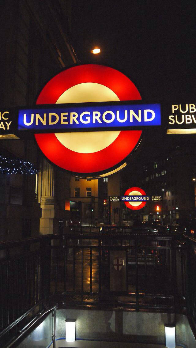 Entradaa La Estación Del Metro De Londres Underground Fondo de pantalla