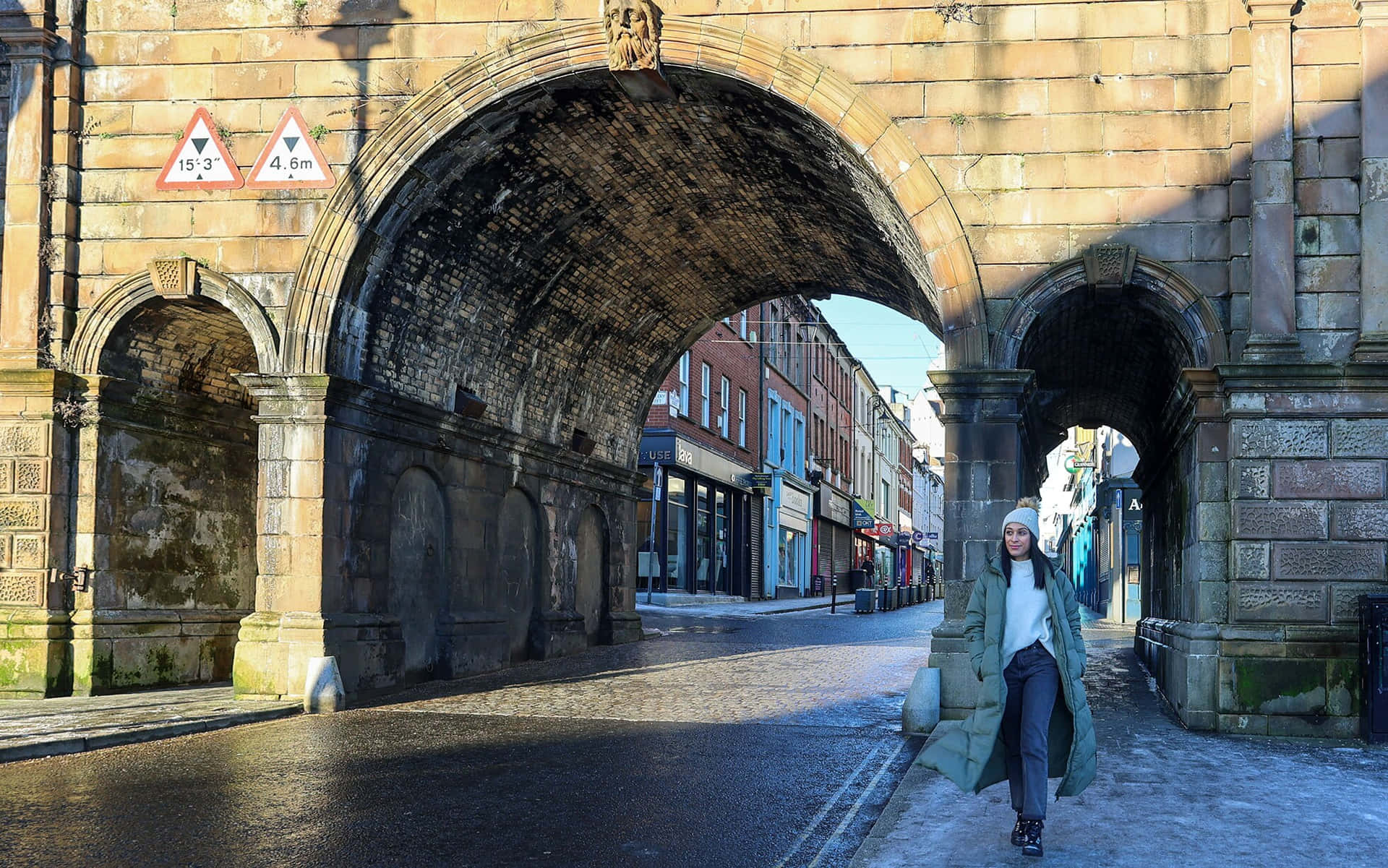 Londonderry Archwayand Pedestrian Wallpaper