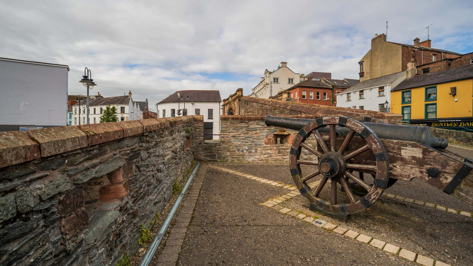 Londonderry Cannon Overlooking Town Wallpaper
