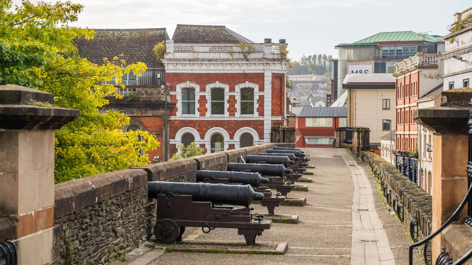Londonderry Cannons Overlooking City Wallpaper