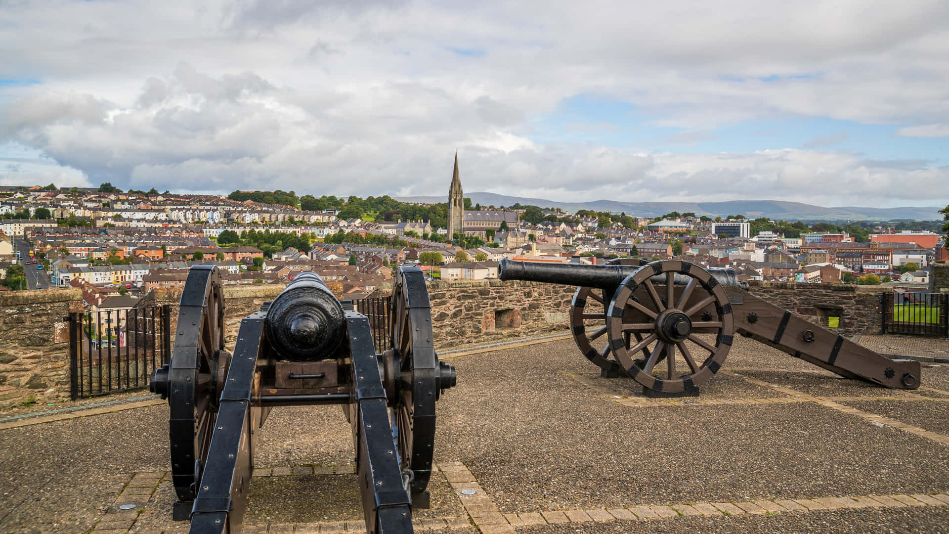 Londonderry Cannons Overlooking Cityscape Wallpaper