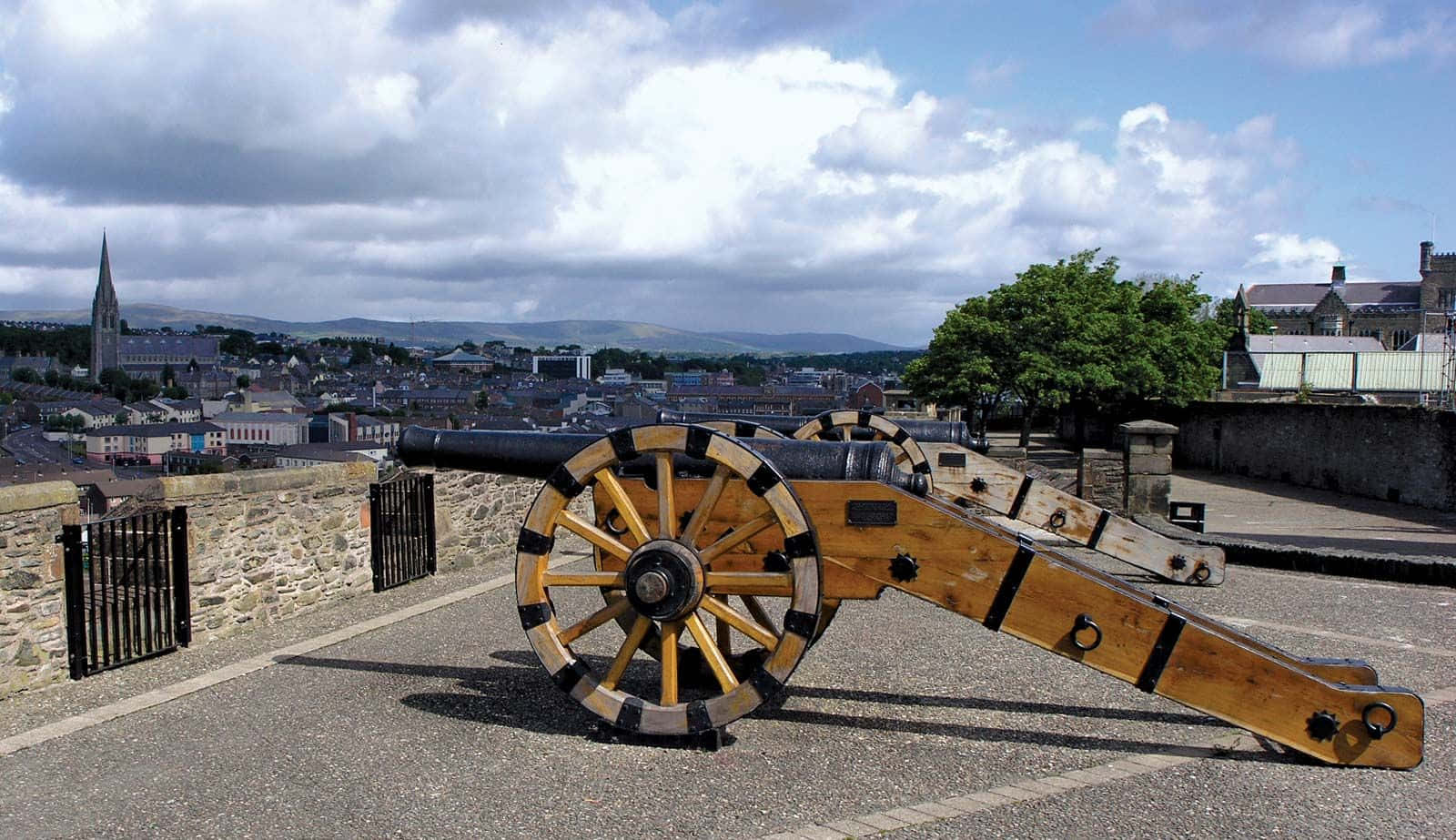 Londonderry Canon Overlooking Cityscape Wallpaper