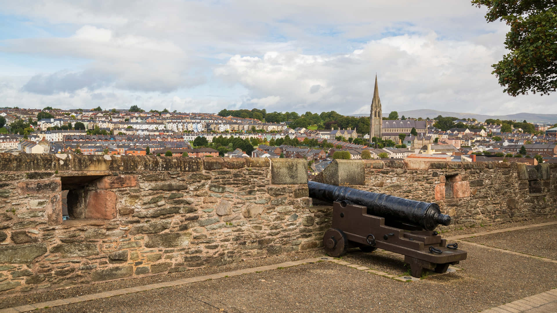 Londonderry Cityscapewith Historic Cannon Wallpaper