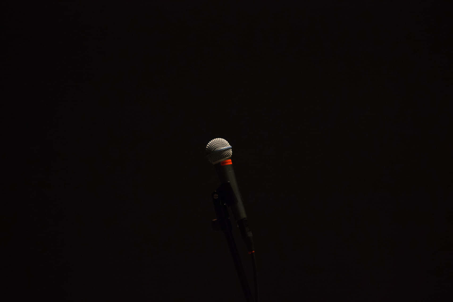 En enkelt mikrofon i mørket Wallpaper