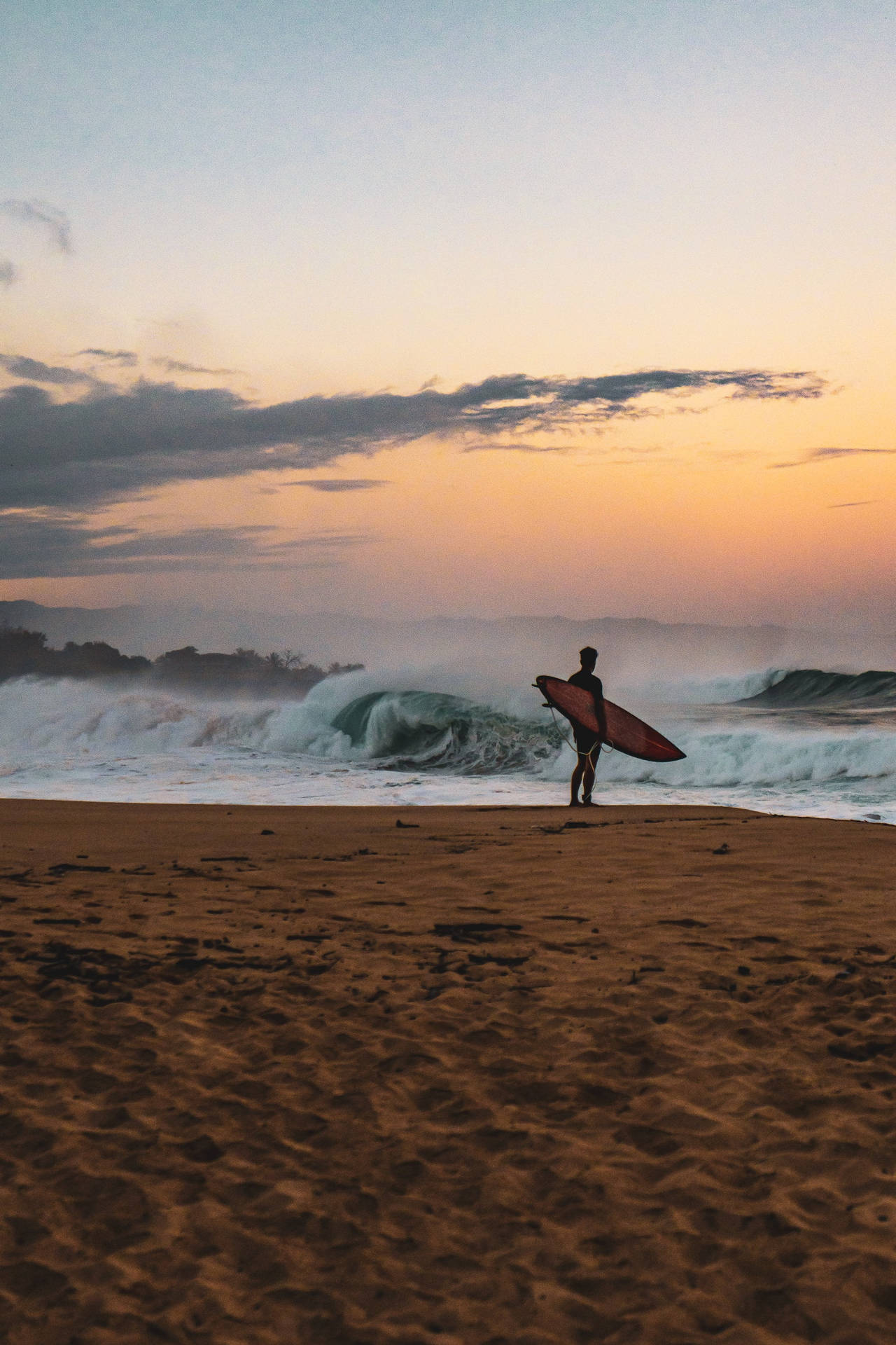 Surfistasolitario En Una Playa Con Olas Para Iphone Fondo de pantalla