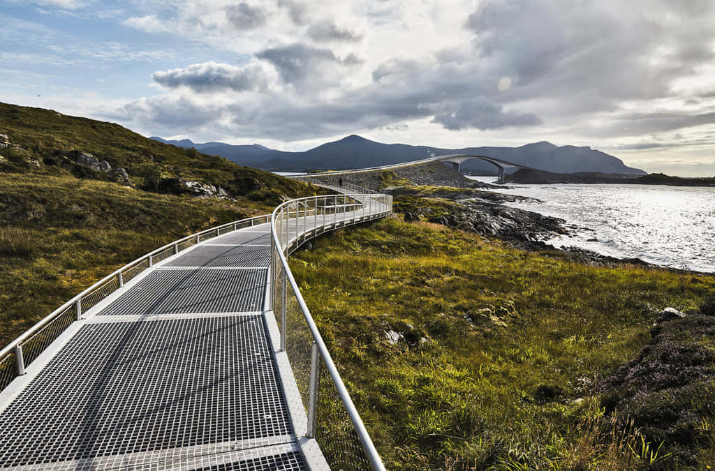 Sfondocomputer O Mobile: Vista Maestosa Del Trascendente Ponte Di Storseisundet In Norvegia Sfondo