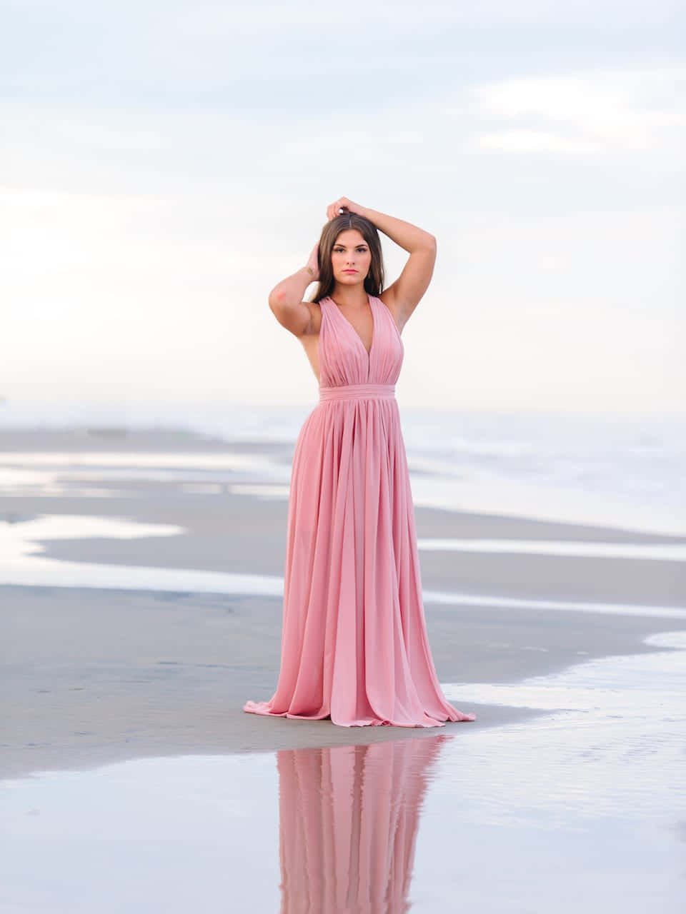 Immaginedi Una Signora In Un Lungo Vestito Rosa Vicino Alla Spiaggia.