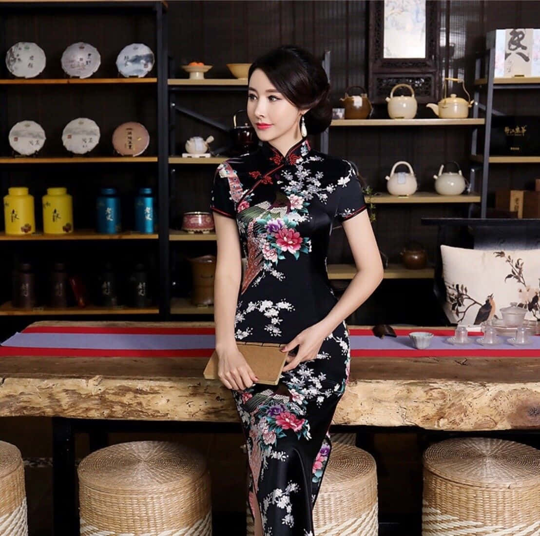 Immaginedi Una Donna Cinese In Un Vestito Lungo Alla Moda Dei Cheongsam