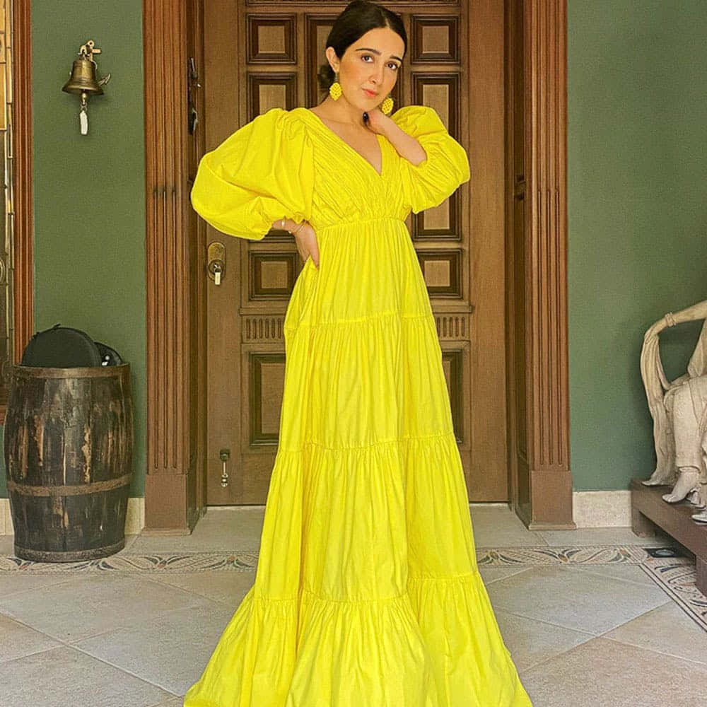 Imagende Una Mujer Con Un Vestido Largo Y Abombado De Color Amarillo.