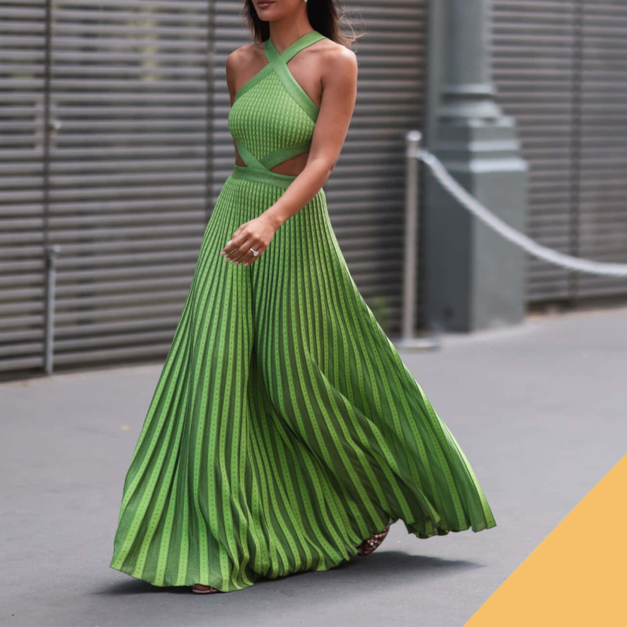 Imagendel Modelo En Un Vestido Largo Plisado De Color Amarillo-verde.
