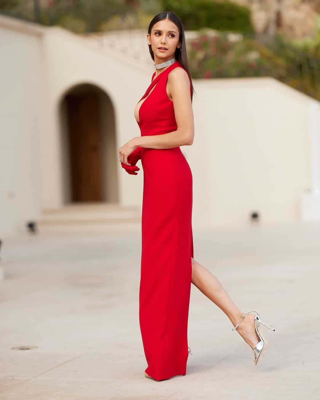 Imagende Modelo Sexy Con Vestido Largo Rojo