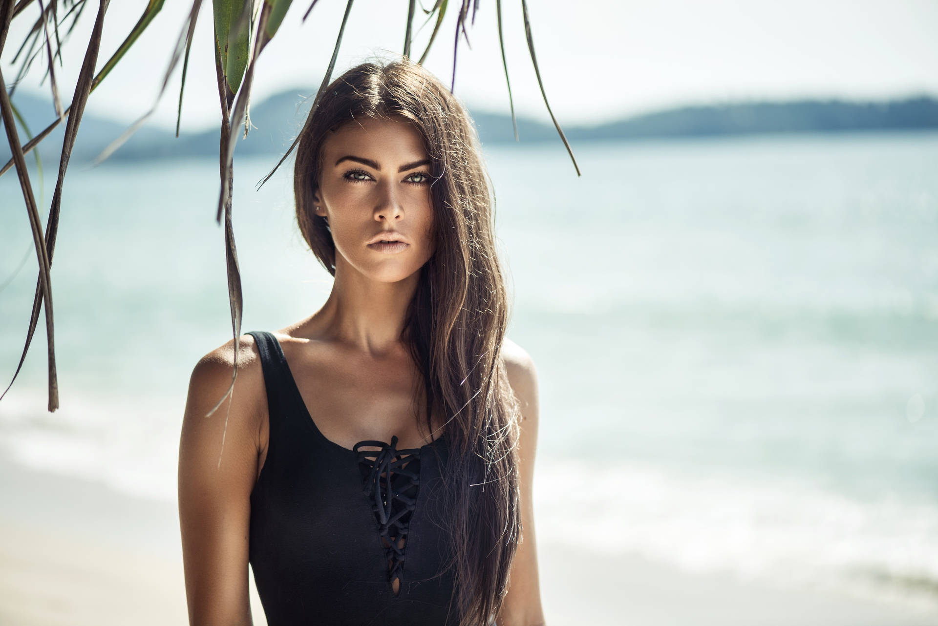Langt hår kvindelig model ved stranden Wallpaper