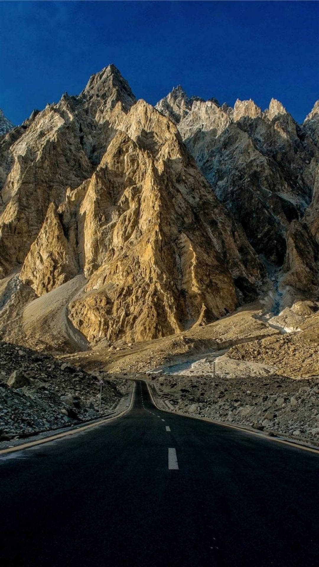 Long Pakistan Road Wallpaper