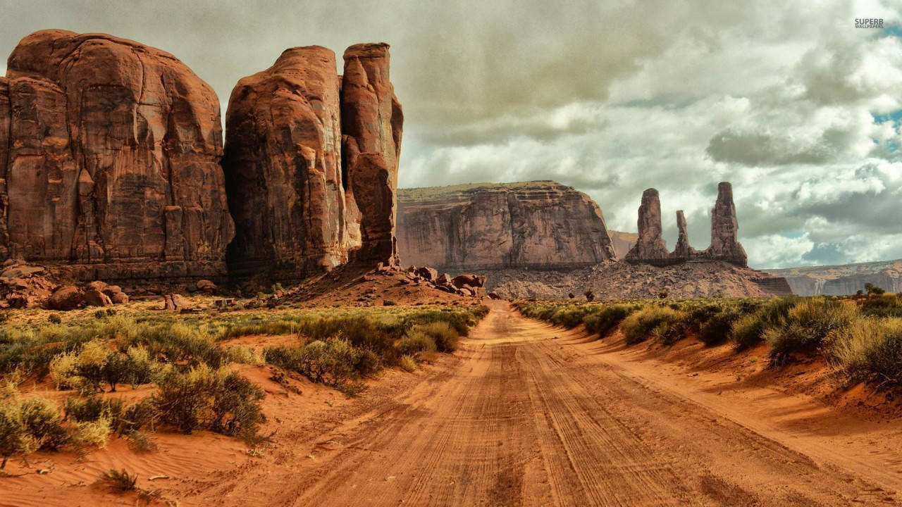 Largorecorrido Caminando Por El Desierto De Arizona. Fondo de pantalla
