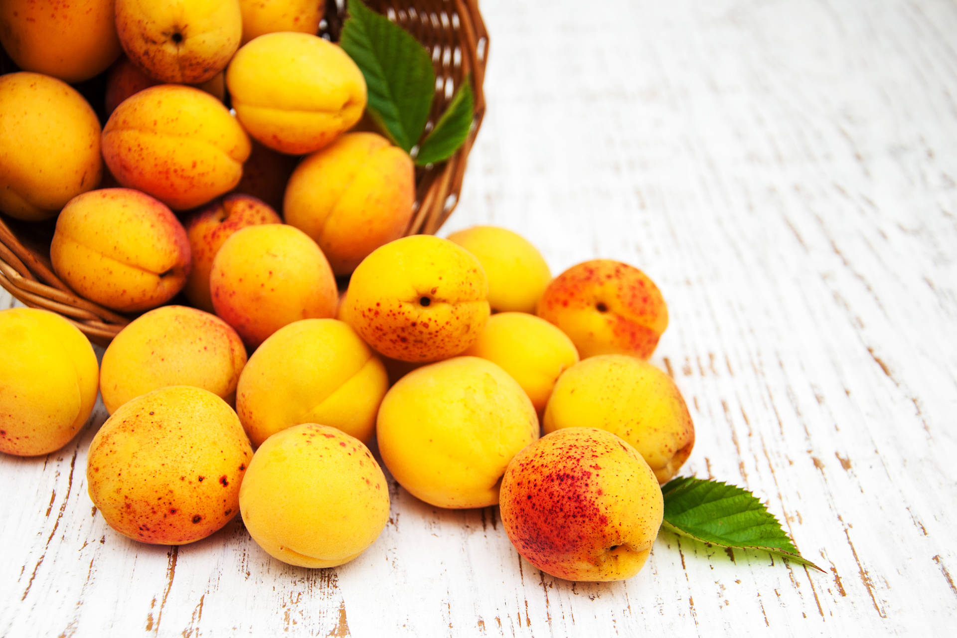 Loquat Fruit On The Table Wallpaper