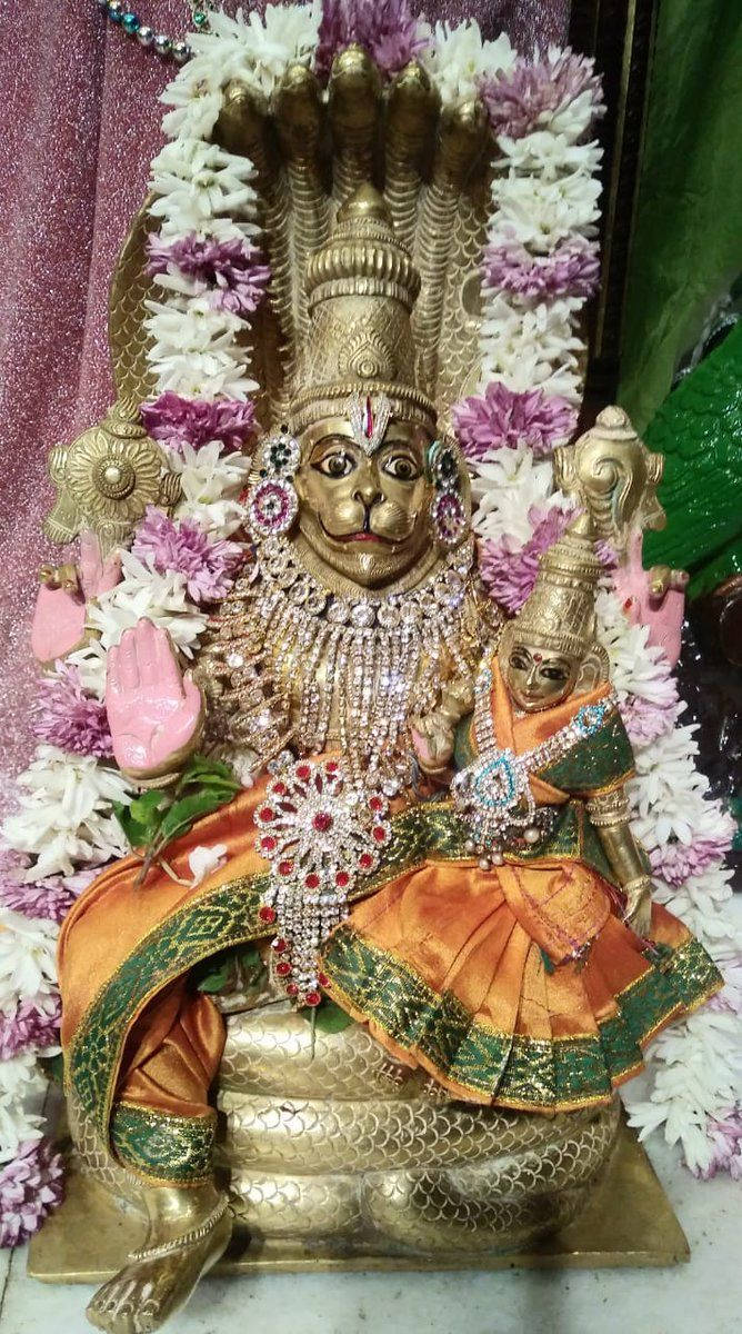 Herre Lakshmi Narasimha guld figurer baggrund på en kongelig lavendel bagsiden. Wallpaper