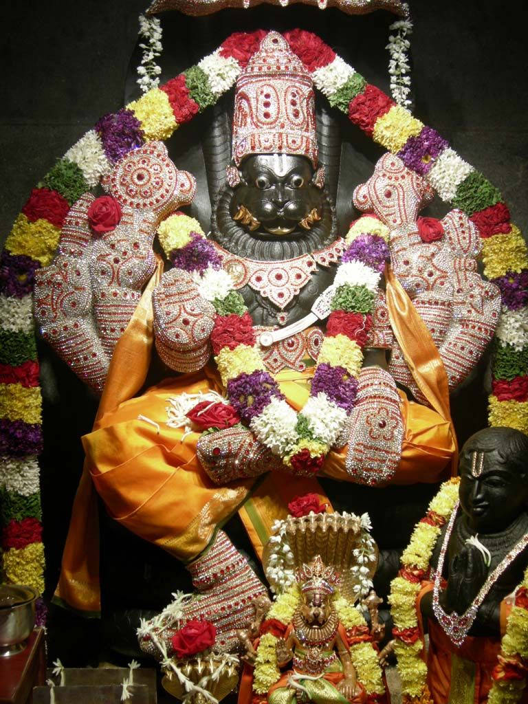 Lord Lakshmi Narasimha Statue Con Ghirlande Sfondo