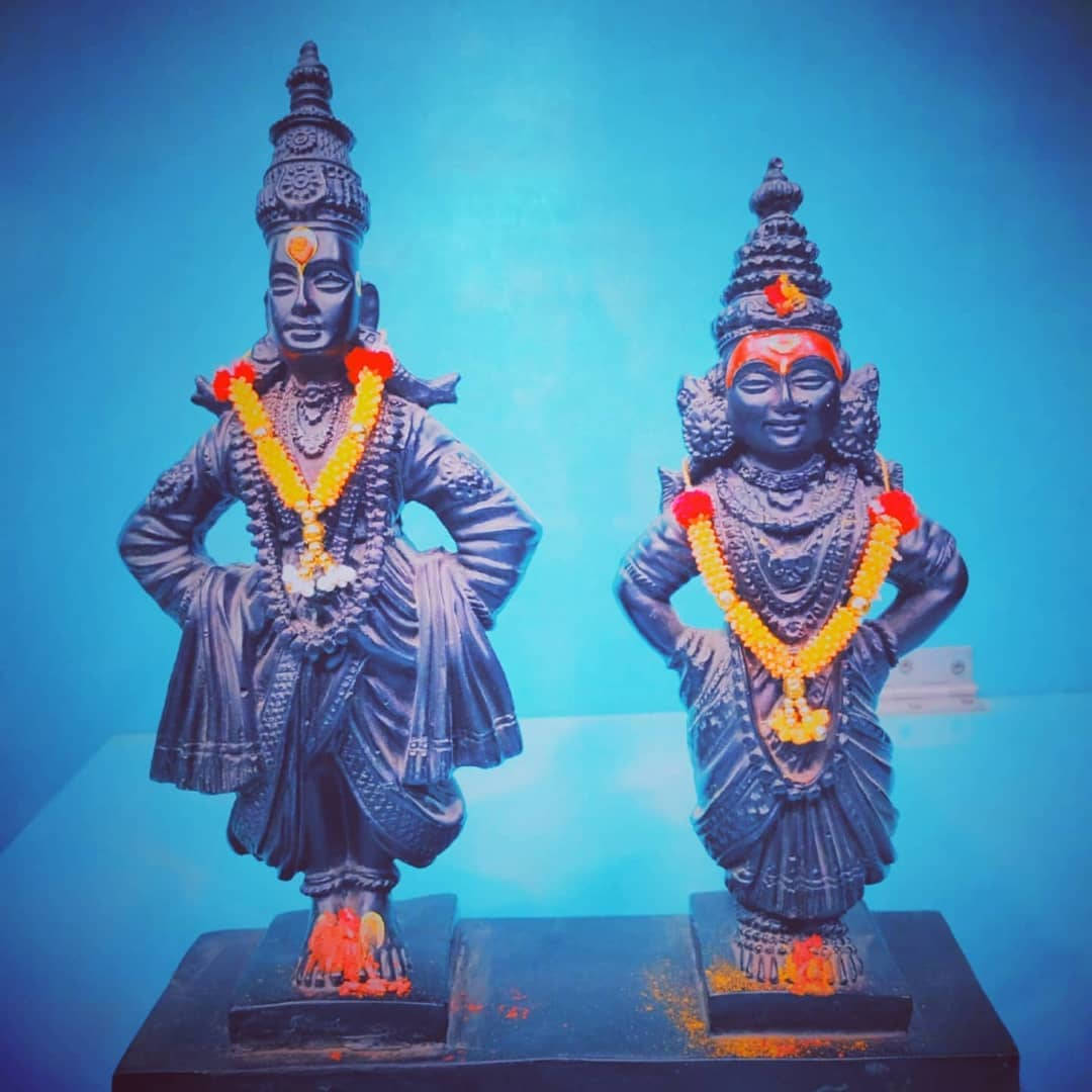 Lord Pandurang og Rukmini Statuer med kranse af blomster Wallpaper