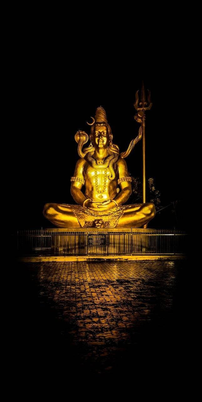 Estatuadorada De Lord Shiva Enojado. Fondo de pantalla
