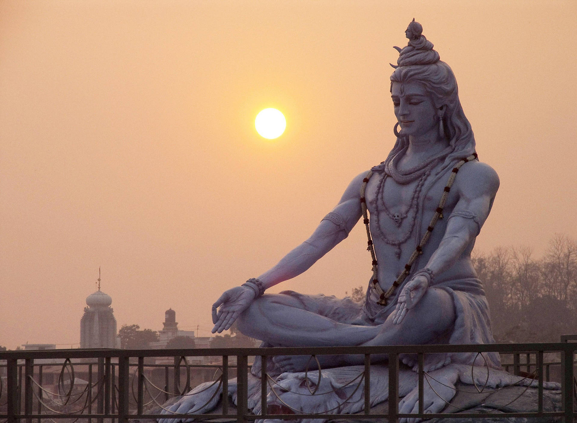 Lord Shiva i sollys skinner lystigt Wallpaper
