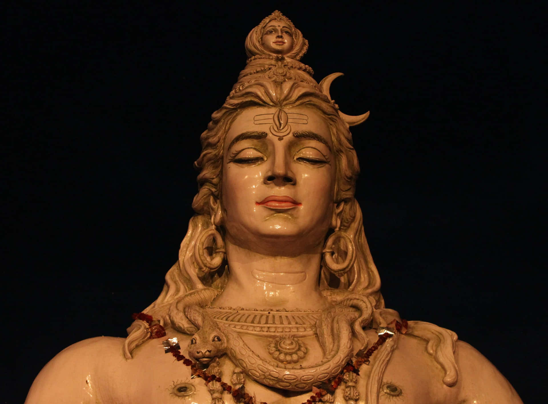 Enstatue Af Lord Shiva Med Langt Hår.