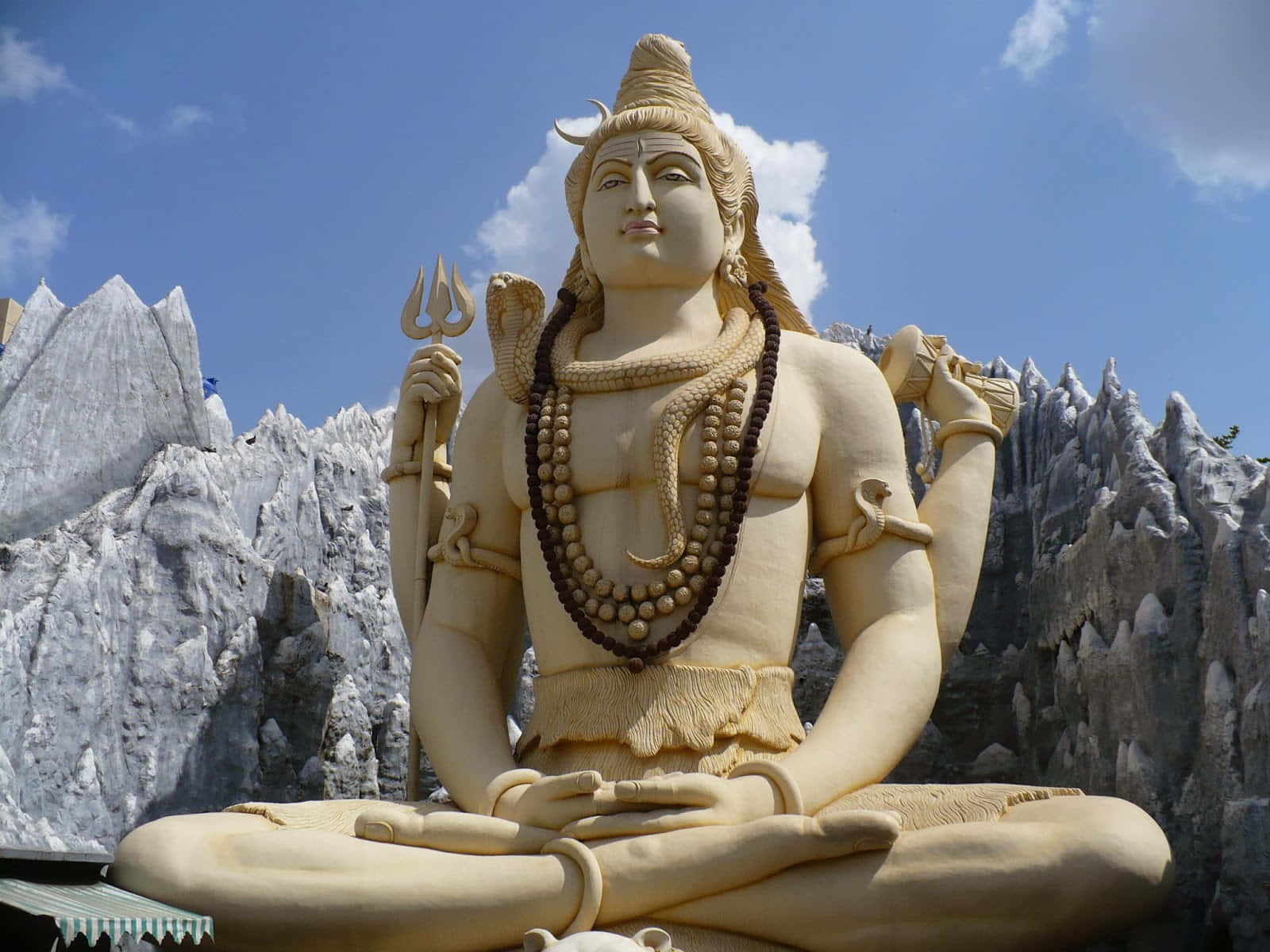 Enstatue Af Lord Shiva Foran Bjerge.