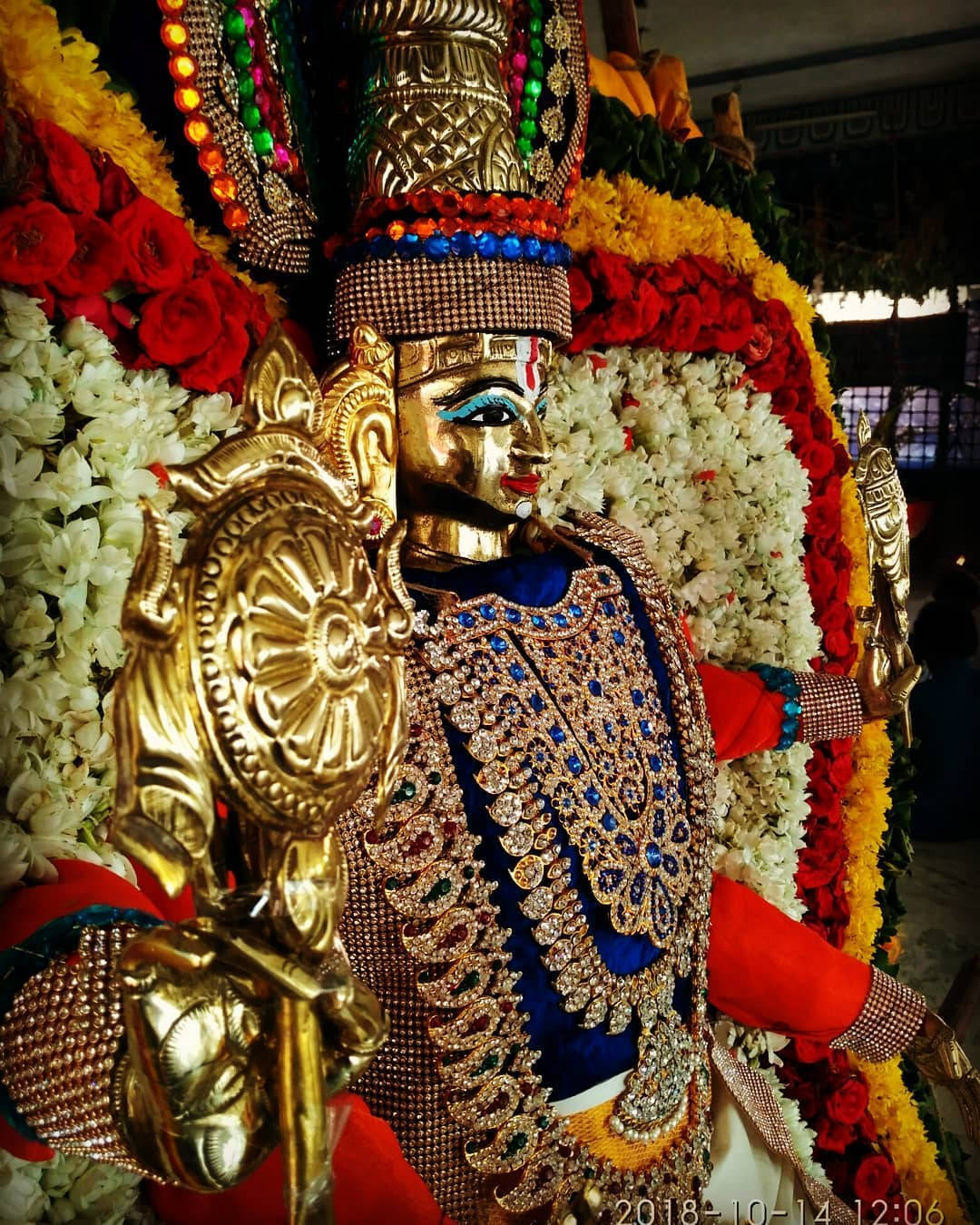 Lord Venkateswara 4k With Gold Wallpaper