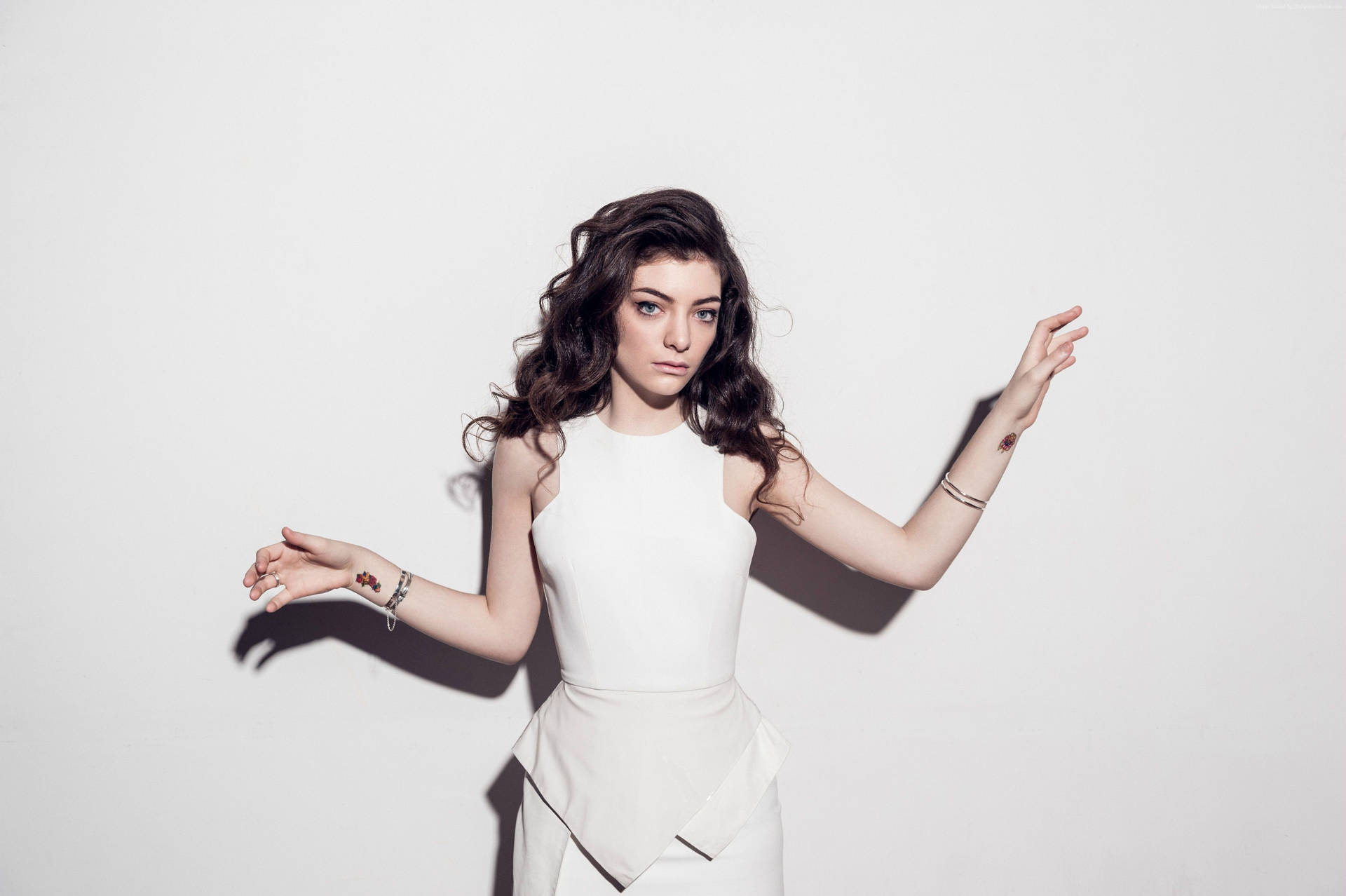Lorde All-white Outfit Background