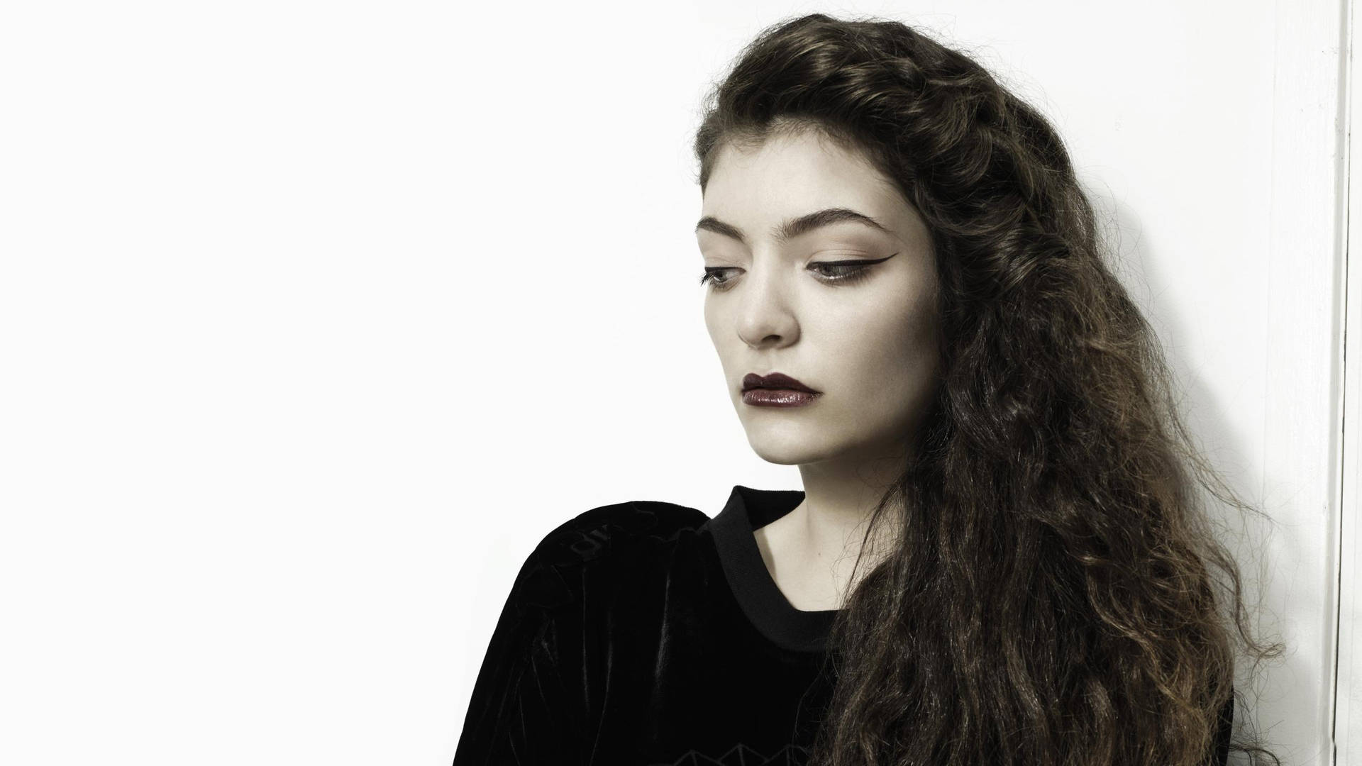 Lorde In A Stunning Concert Pose. Wallpaper