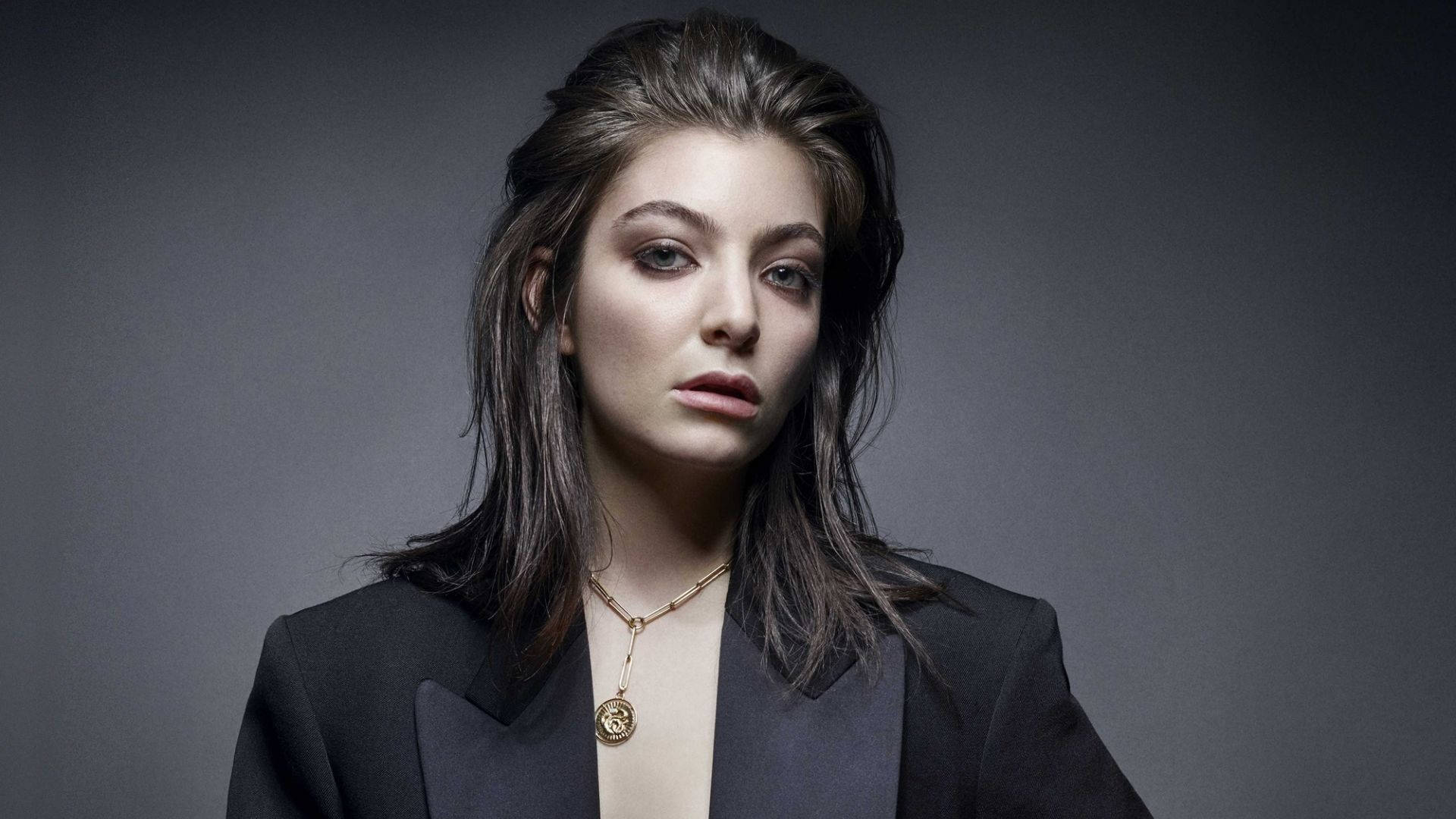 Lorde In Black Suit Background