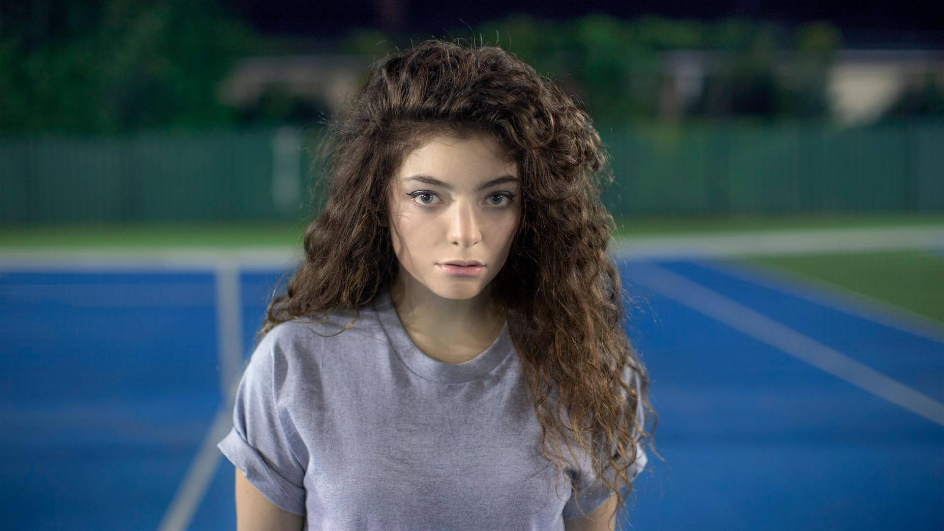 Lorde In Tennis Court Background