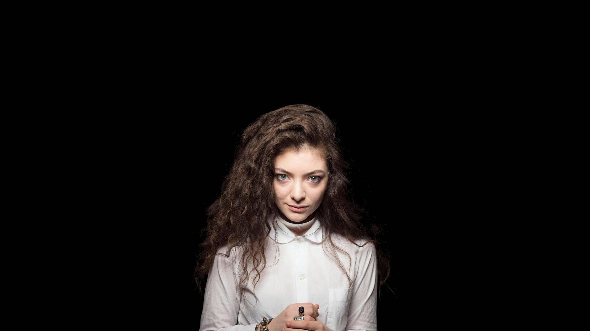 Lorde In The Spotlight Photoshoot Background